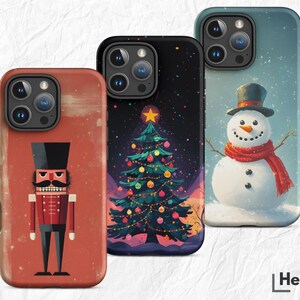 Op de afbeelding: Drie verschillende iPhone-hoesjes met kerstontwerpen. De eerste hoes heeft een rode en witte notenkraker, de tweede hoes heeft een groene kerstboom met ornamenten en de derde hoes heeft een sneeuwpop met een rode sjaal en een blauwe hoed.