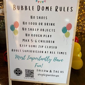 Pode incluir: Uma placa emoldurada em madeira com o texto "BUBBLE DOME RULES" e outras regras para a cúpula de bolhas. A placa também inclui o texto "EPICPARTIES4U" e "Most Importantly Have Fun!" com gráficos de balões coloridos.