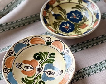 Twee vintage Korond-aardewerk met de hand beschilderde geglazuurde kleikommen - wandplaat