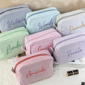 Benutzerdefinierte Seersucker Kosmetiktasche, gestickte Make-up Tasche, personalisierte Make-up Tasche mit Namen, Brautjungfer Geschenke, Reisekosmetiktasche, Geschenk für sie