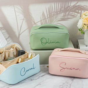 Personalisierte Make-up-Tasche, gestickte Leder-Make-up-Tasche, benutzerdefinierte Kosmetiktasche, Brautjungfer Make-up-Tasche, Reise-Kosmetiktasche, Brautgeschenk für sie