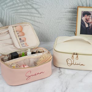 Bestickte Leder Make-up Tasche, Benutzerdefinierte Kosmetiktasche, personalisierte Make-up Tasche, Braut Kulturtasche, personalisiertes Geschenk für sie, Brautjungfer Geschenke