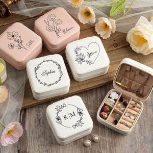 Portagioie da viaggio personalizzato, regali per damigelle d'onore, piccolo organizer per orecchini quadrati, regalo di compleanno per donne, custodia per gioielli personalizzata, regali di Natale