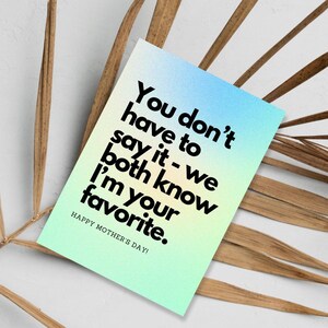 Lustige Lieblingskind Karte | Muttertag Humor | Mom Farbverlauf Grußkarte | Geschwisterwitz | Premium Leinenpapier | JoeyPrints