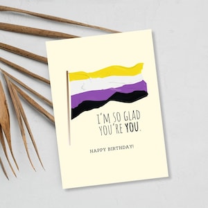 Tarjeta de cumpleaños LGBTQ+ con la frase "Me alegro mucho de que seas tú" / Papel de lino de primera calidad / Tarjeta de celebración del orgullo NB no binario