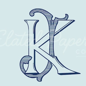 Könnte beinhalten: Ein stilisierter, dunkelblauer Buchstabe K mit einem dekorativen, verzierten Design. Der Buchstabe ist vor einem hellblauen Hintergrund platziert.