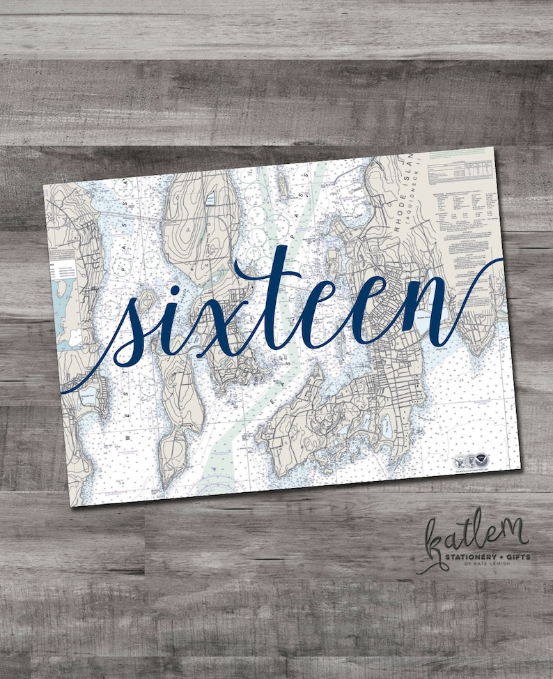 Peut inclure: Une carte nautique des eaux autour de Newport, Rhode Island, avec le mot "sixteen" &eacute;crit en cursive bleu marine.