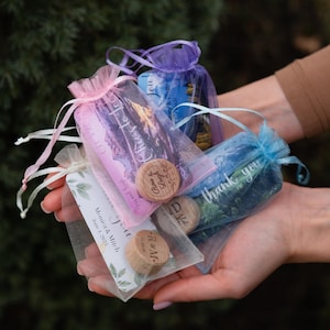 Cadeaux d'invité de mariage en vrac, bouchon de vin de mariage dans des sacs en organza, étiquettes de remerciement en liège, cadeau souvenir personnalisé en liège et réservez la date