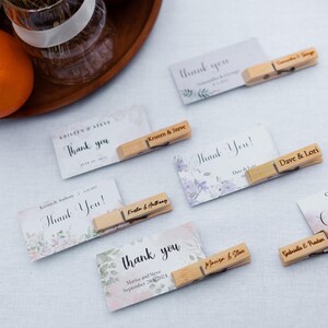 Cadeaux floraux pour invités de mariage en vrac, pinces à linge bohèmes gravées, cartes de remerciement, cadeaux souvenirs classiques pour invités, cadeau d'enterrement de vie de jeune fille