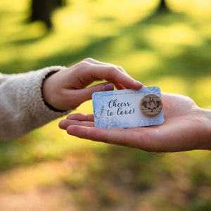 Liège en bois gravé en vrac, cadeau de fête de mariage monogrammé, faveurs de mariage rustiques, réservez le cadeau souvenir de mariage de date