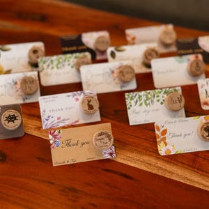 Bouchons à vin de mariage souvenir floral en vrac, cadeaux de fiançailles classiques, réservez la date de la douche nuptiale, souvenirs de mariage en plein air