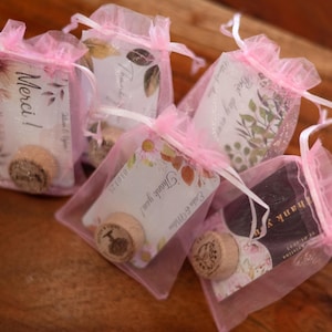 Bouchons de vin de mariage floraux en vrac, bouchons de vin gravés personnalisés dans un sac en organza, faveurs classiques de quinceanera, décoration de mariage rustique