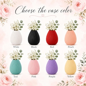 Puede incluir: Imagen de ocho jarrones acanalados en blanco, negro, rojo, melocot&oacute;n, turquesa, rosa, morado y amarillo. Cada jarr&oacute;n contiene un peque&ntilde;o ramo de flores blancas. El texto "Choose the vase color" est&aacute; en la parte superior.