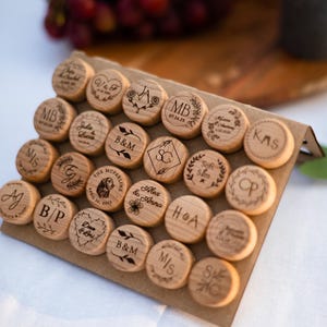 Massenhafter personalisierter Korken Weinkorken mit Dankes-Karte, Gastgeschenk zur Hochzeit, Weinkorken nach Wunsch, Hochzeit mit Monogramm Save the Date Andenken