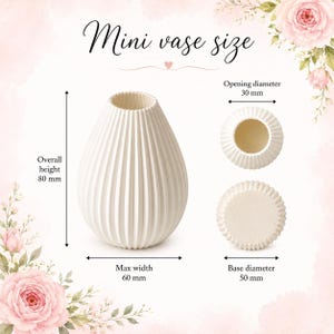 Puede incluir: Un mini jarr&oacute;n blanco y acanalado con dimensiones mostradas. Altura total 80 mm, ancho m&aacute;ximo 60 mm, di&aacute;metro de la base 50 mm y di&aacute;metro de apertura 30 mm. El texto "Mini vase size" est&aacute; en la parte superior.