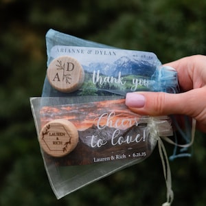 Cadeaux de mariage en montagne en vrac, sacs en organza de bouchon de vin de mariage personnalisés, carte de remerciement personnalisée, cadeau d'invités au mariage, réservez la date