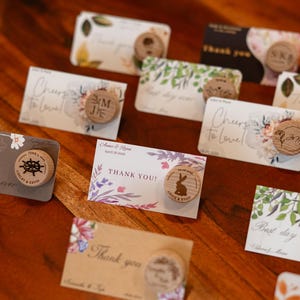 Cadeaux pour la douche nuptiale en vrac rustiques, cartes de remerciement classiques, bouchons de vin gravés souvenir, cadeaux d'invité de mariage monogrammés