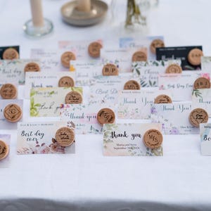 Ensemble de 100 bouchons de vin gravés personnalisés, cartes de remerciement florales en gros, cadeau d'invité souvenir classique, cadeaux de mariage en plein air