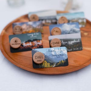 Cadeaux de mariage monogrammés en vrac, bouchons de bouteilles de vin gravés personnalisés, cartes de remerciement montagne, cadeaux d'invités de mariage en plein air
