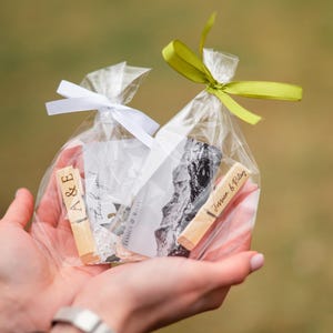 Épingles à linge gravées en gros, cadeaux de mariage en plein air en gros, cartes de remerciement montagne, quinceanera réservez votre date