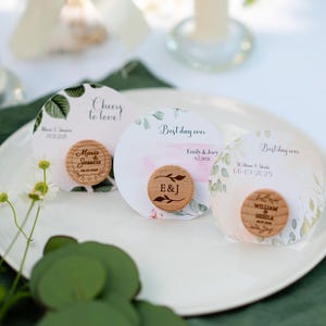Cadeaux de douche nuptiale Provence en vrac, bouchons de bouteille de vin gravés personnalisés, cadeaux d'invités de mariage monogrammés, cartes de remerciement florales