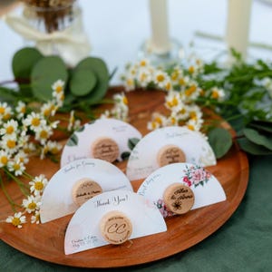Cadeaux d'enterrement de vie de jeune fille en vrac, bouchons de bouteilles de vin personnalisés, réservez la date pour mariage avec monogramme, souvenirs de mariage dans le jardin