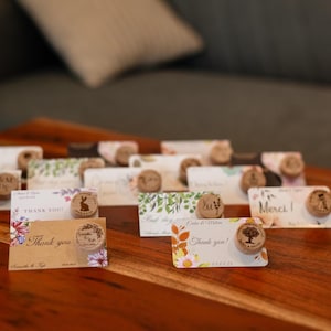 Cadeaux de mariage rustiques en vrac, réservez la date pour mariage avec monogramme, lot de 50 bouchons à vin personnalisés, cadeaux d'invité de mariage, bouchons de vin gravés