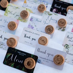 Hochzeit im Freien Andenken für Gäste, Dankeskarten in loser Schüttung, personalisierte Weinverschlüsse, Gastgeschenke zur Probe, Gastgeschenk für die Blumenhochzeit
