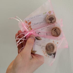 Cadeaux de mariage en Provence dans des sacs en organza, cartes de remerciement en vrac, bouchons de vin gravés souvenir, réservez la date de la fête de fiançailles