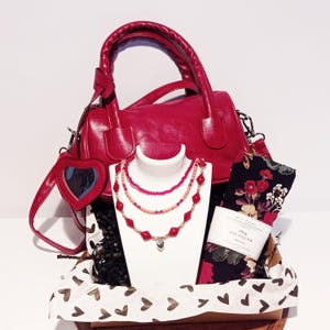 Valentinstag Gft Set, Valentinstag Geschenkbox mit Halskette und Tasche, Taschenhalsketten-Set, Mehrfachgeschenkpaket für Freundin, Geschenk für Frau