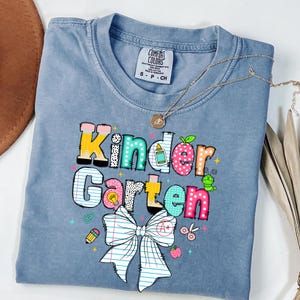 Comfort Colors Kindergärtnerin Shirt: Kinder Crew Back to School