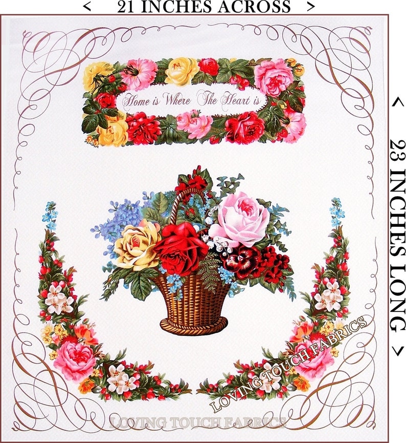 Op de afbeelding: Een witte stof met een bloemenpatroon. Het patroon toont een mand gevuld met roze, rode en gele rozen, blauwe vergeet-mij-nietjes en groene bladeren. De stof is omzoomd met een bruin, golvend patroon. De tekst "Home is Where The Heart is" is gedrukt op een banner boven de mand. De stof meet 21 inch breed en 23 inch lang.