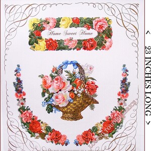 Op de afbeelding: Een wit stoffen paneel met een bloemenmotief. Het paneel heeft een mand met rozen, een krans van rozen met de tekst "Home Sweet Home" en twee bloemmotieven. Het paneel is 53,3 cm breed en 58,4 cm lang.