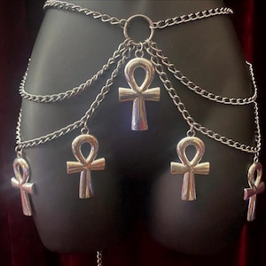 The Godin Cleopatra Ankh & Chain Belt met hanger, vleermuishanger en oorbellen geschikt voor afneembare bedels en hangers
