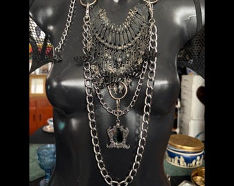 Set di collana e orecchini "One of Creation/The Black Bat Goddess" di Marilyn Medusa