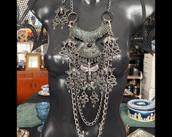 Un pezzo unico della creazione/Set di collana e orecchini della dea Iside di Marilyn Medusa