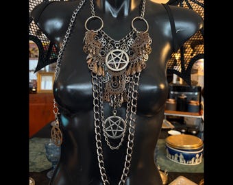 Set di collana e orecchini con pentagramma della Dea Strega/One of Creation di Marilyn Medusa