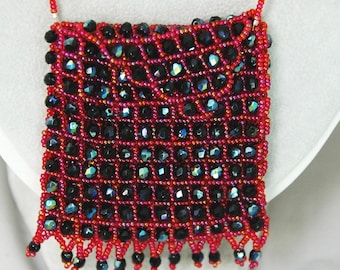 bolso del amuleto rojo y negro