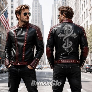 Puede incluir: Una chaqueta de cuero negra con detalles en rojo oscuro, tachuelas plateadas y un gráfico en la espalda de una serpiente enroscada en una cruz. La chaqueta tiene cuello mao, cremallera frontal y paneles acolchados en hombros y codos.