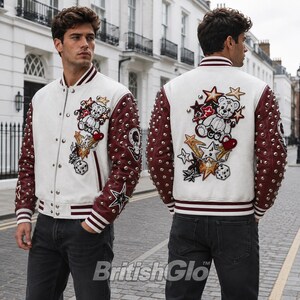 Giacca stile college da uomo in pelle bianca, maniche bordeaux con borchie, bomber con toppa a forma di orsetto.