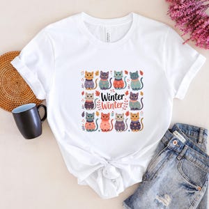 Camiseta acogedora para amantes de los gatos de invierno con dibujos de gatos y flores, con bayas y hojas, estética otoñal.