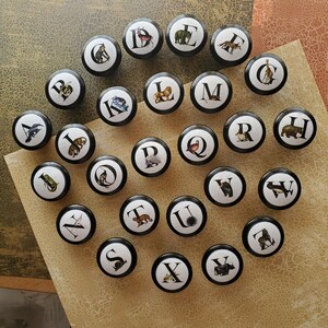 以下が含まれることがあります： つや消し仕上げの、斑点模様のセラミックマグカップ3個セット。マグカップはクリーム色、ライトグレー、ダークグレーの3色。各マグカップはシンプルでミニマルなデザインで、コーヒーや紅茶に最適です。