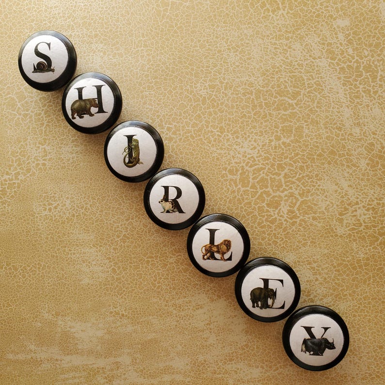 以下が含まれることがあります： クリーム色の斑点のある釉薬が施された、3つのセラミックマグのセット。各マグには、手描きの異なるデザインが施されています。青と緑の葉、黄色の花、赤いベリー。マグはシンプルで丸みを帯びた形をしています。