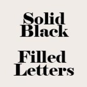 以下が含まれることがあります： 画像には、太字のセリフ体で「Solid Black Filled Letters」というテキストが表示されています。テキストは、明るいベージュ色の背景に対して黒色です。「Solid」が「Black」の上に、「Filled」が「Letters」の上に垂直に積み重ねられています。