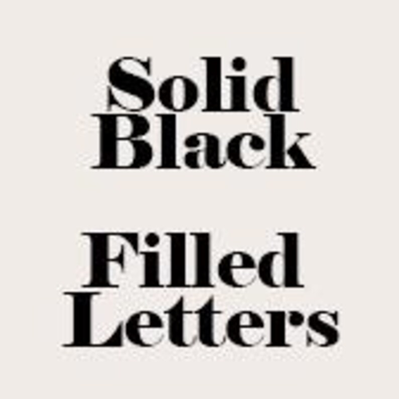 以下が含まれることがあります： 画像には、太字のセリフ体で「Solid Black Filled Letters」というテキストが表示されています。テキストは、明るいベージュ色の背景に対して黒色です。「Solid」が「Black」の上に、「Filled」が「Letters」の上に垂直に積み重ねられています。