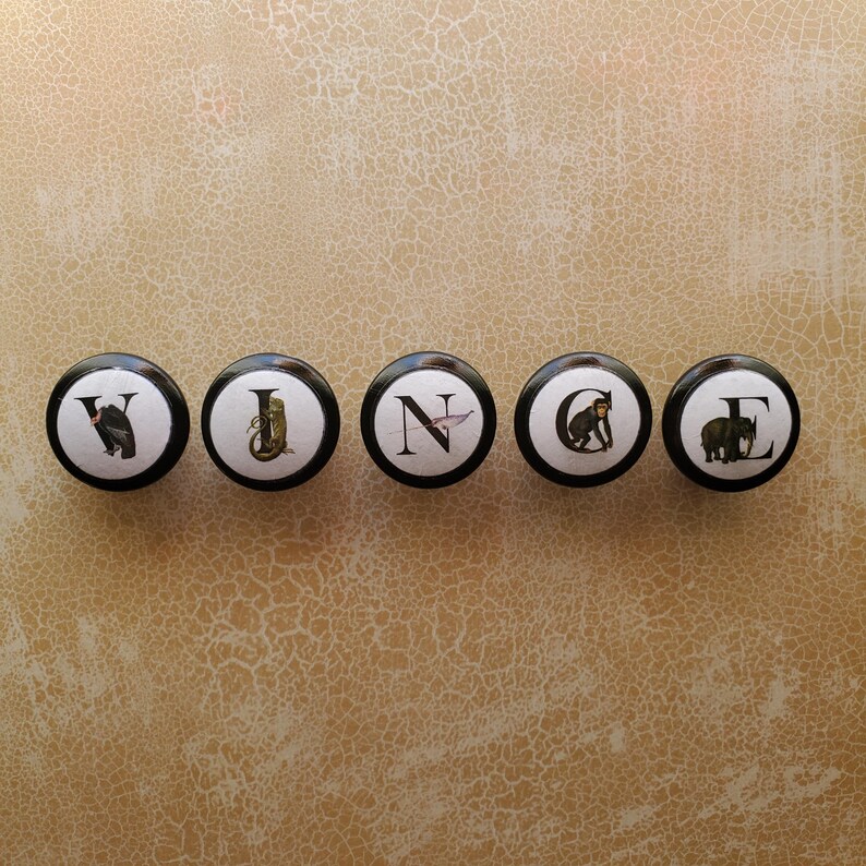 以下が含まれることがあります： 白い文字で「Welcome to our home」と書かれた素朴な木製の看板。 傷んだ仕上げとシンプルで魅力的なデザインで、玄関の装飾に最適です。