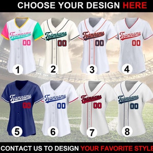 Puede incluir: Ocho diseños diferentes de camisetas de béisbol con varias combinaciones de colores. Las camisetas presentan un nombre de equipo y un número en una fuente de béisbol clásica. Elige tu estilo favorito.