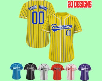 Puede incluir: Veinte diseños de camisetas de béisbol con rayas amarillas y azules. Las camisetas tienen un frente abotonado y mangas cortas. El texto "Teamname" y "Your Name" está impreso en las camisetas en azul.