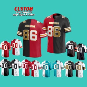 Pode incluir: Uma coleção de camisas de futebol personalizadas com diferentes combinações de cores. As camisas são divididas ao meio com duas cores diferentes. As camisas têm o número "86" na frente e o texto "YOUR NAME" ou "TEAM NAME" na frente.