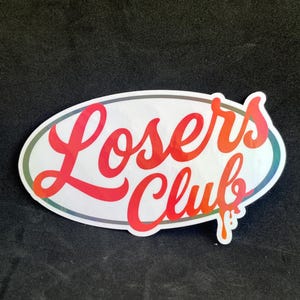 Sticker pour casier et pare-chocs Losers Club : sticker holographique « rouge délavé » de style vintage